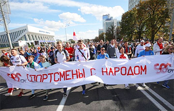 Колонна спортсменов принимает участие в Марше Героев