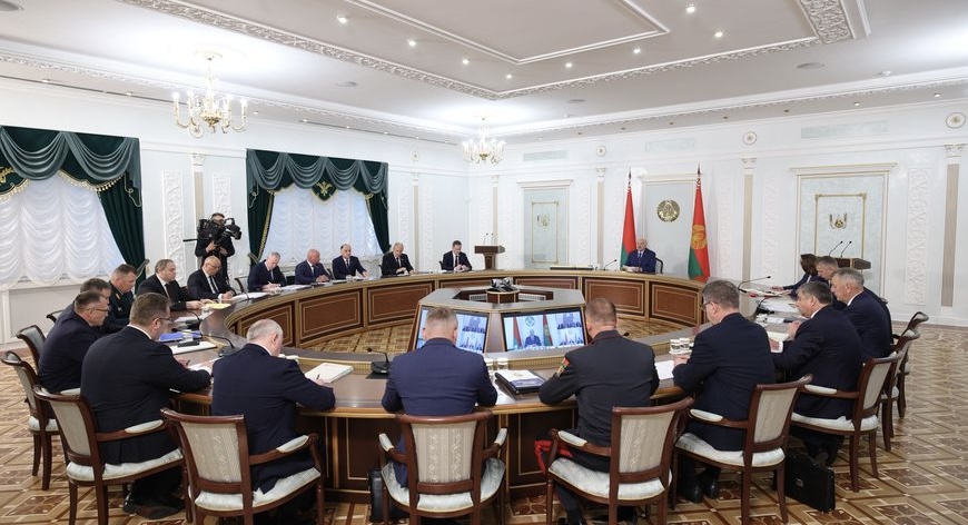 Лукашенко: некоторые правоохранители «крышуют, как в лихие 90-е», похитителей топлива