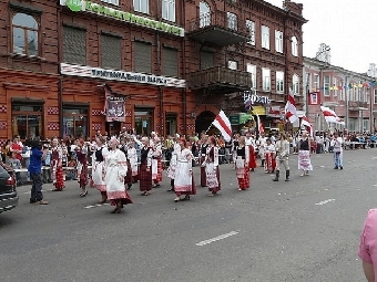 Бело-красно-белые флаги на карнавале в Иркутске (Фото)