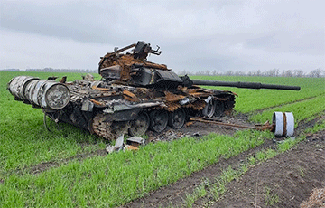 Видеофакт: Московитский танк наезжает на минный шлагбаум в Марьинке Донецкой области