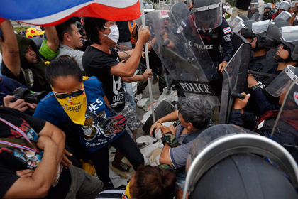 Бангкокских демонстрантов оттеснили от здания правительства