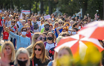 «Саша, ты уволен!»: Более 10 тысяч белорусок прошлись маршем по проспекту Независимости