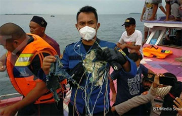Крушение самолета в Индонезии: появилось первое видео с места происшествия