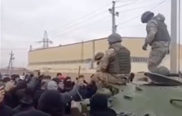 Военные на БТРах переходят на сторону народа в Казахстане