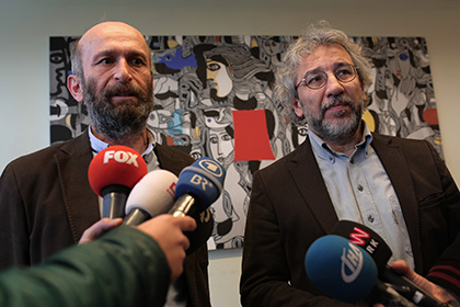 100 писателей заступились за обвиненных в шпионаже турецких журналистов