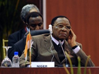 Свергнутого президента Нигера посадили в тюрьму