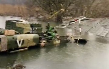 Украинская артиллерия разбила понтонный мост и утопила колонну оккупантов в реке