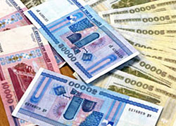 Bloomberg: Белорусский рубль пережил самый большой обвал с 1998 года