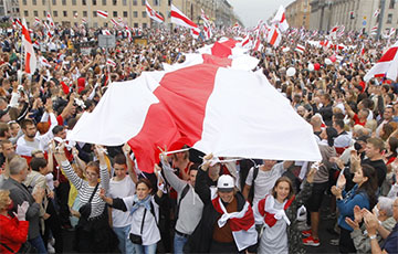 Ровно 35 лет в Беларуси состоялся первый митинг под бело-красно-белыми флагами