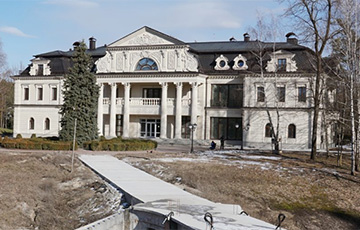 Шубохранилище и пулемет «Максима»: как выглядит дворец сбежавшего кума Путина