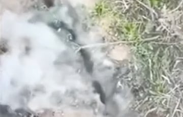 Украинский боевой дрон сбросил мину в окоп с оккупантами