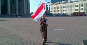 Минчанка прошла по Октябрьской площади с национальным флагом (Фото)