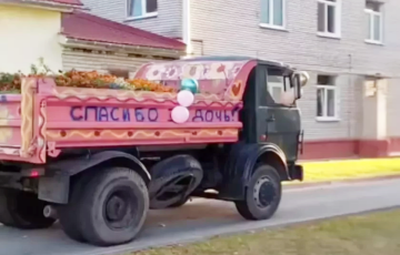 В Молодечно мужчина приехал к роддому на самосвале с цветами