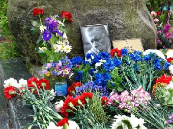 На могилу Василя Быкова несут цветы (Фото, видео)