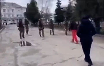Безоружные жители Мелитополя стеной пошли на стреляющих в них оккупантов