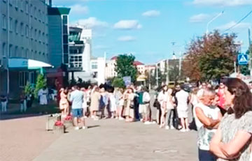 В Минске заметили гигантскую очередь «в лучшую жизнь»