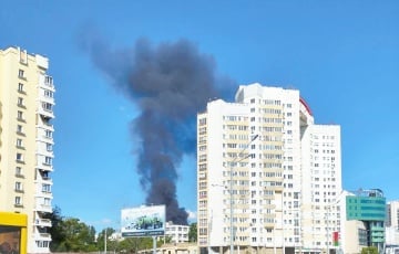 В центре Минска поднялся огромный столб черного дыма