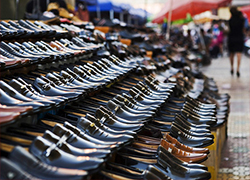 Россияне продают в Беларуси «загримированную» китайская обувь
