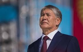 Взяли штурмом: бывший глава Кыргызстана сдался властям, его сторонников разгоняют в Бишкеке