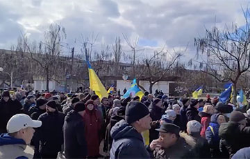 В Новой Каховке проходит многотысячный митинг против российских оккупантов