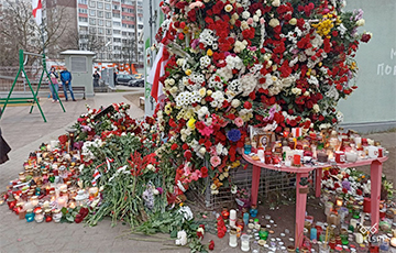 Люди продолжают нести цветы к мемориалу Романа Бондаренко