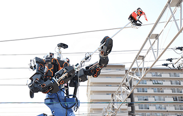 В Японии создали железнодорожного строительного робота, похожего на трансформера 
