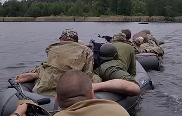 Украинские бойцы форсируют реку: уникальные кадры