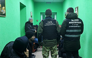 Украинские пограничники задержали мигрантов из Беларуси
