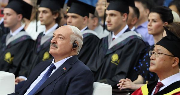 Диплом Пекинского университета получил Николай Лукашенко