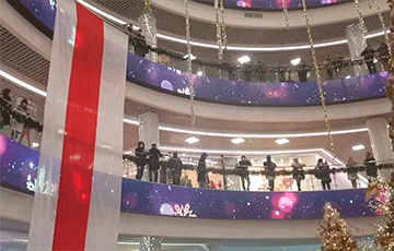 Гости ТРЦ Dana Mall развернули огромный бело-красно-белый флаг