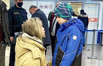 Депортированный после 30 лет жизни в Беларуси кубинец прощается с сыном: фотофакт