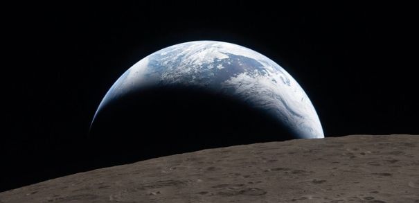 Фото восхода Земли показали астронавты Artemis II
