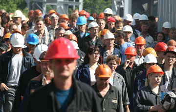 С промышленных гигантов Беларуси уволены 10 тысяч рабочих