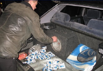 Гомельские пограничники обнаружили в автобусе Киев-Рига 1,7 тыс. пачек сигарет