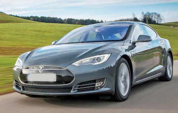 Tesla устроила гонки на трассе: водитель авто спокойно спал за рулем