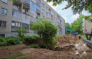 В Витебске подмыло грунт рядом с жилым домом