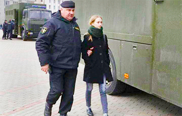 Фотофакт: Отважная белоруска спокойно идет в автозак