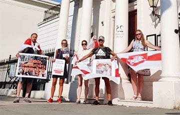 Белорусы Лондона вышли на акцию солидарности к посольству Норвегии