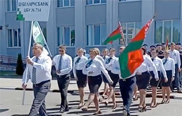 Работников «Беларусбанка» заставили маршировать строем и петь глупую песню о Лукашенко