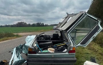Жесткая авария под Минском: У Volkswagen Golf срезало крышу