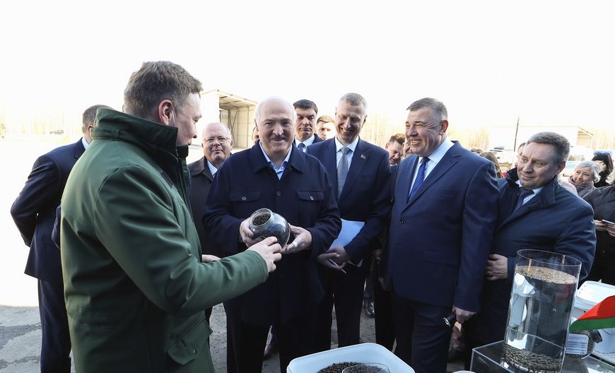 Лукашенко призвал всех мобилизоваться и заявил, что в Беларуси «избаловали людей»