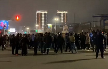 Видеофакт: Массовый марш протестующих в Алматы
