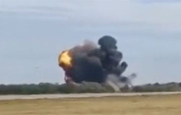 Падение и взрыв московитского СУ-25 во время взлета в Крыму попали на видео