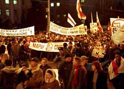 Десятки тысяч белорусов на улицах Минска (Фото)