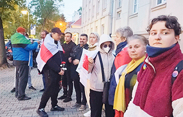 Беларусы Варшавы провели акцию солидарности возле посольства Израиля