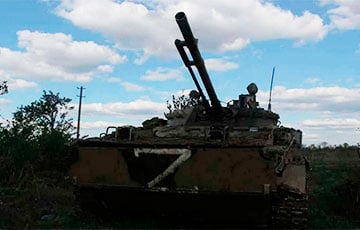 Украинский дрон закидывает гранату прямо в люк московитского танка Т-62М