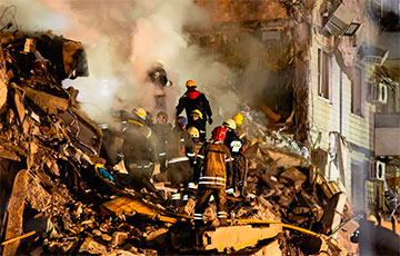 Появилось видео спасения женщины из развалин многоэтажки в Днепре: жуткие кадры