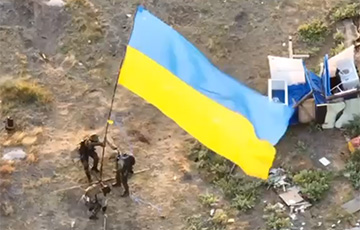 Новые кадры ВСУ по установлению флага Украины на Змеином