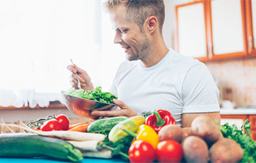 Ученые рассказали, как растительная диета поможет здоровью кишечника у мужчин