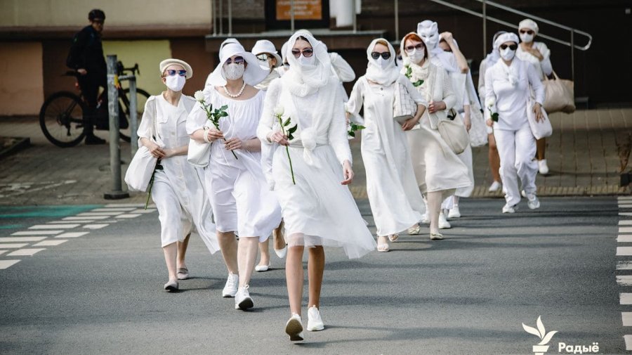 «Девушки в белом» провели акцию в районе Комаровского рынка